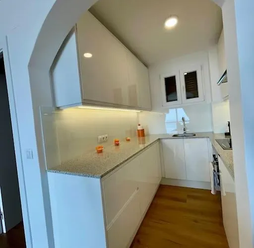 Sicht Auf Ifach, Hafen Und Apartment