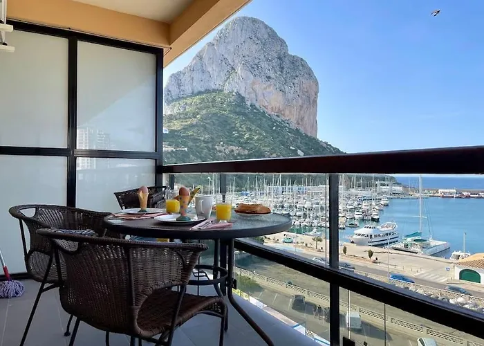 Sicht Auf Ifach, Hafen Und Apartment Calpe